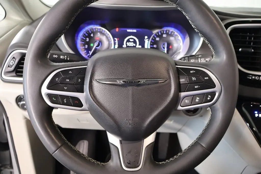2024 Chrysler Pacifica Touring L photo 3