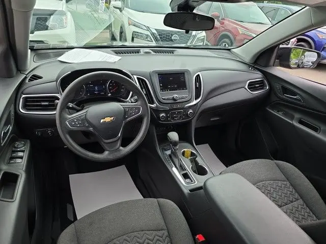 2023 Chevrolet Equinox LT photo 3