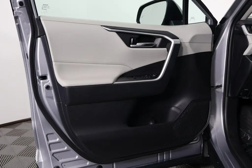 2021 Toyota RAV4 XLE Premium photo 11