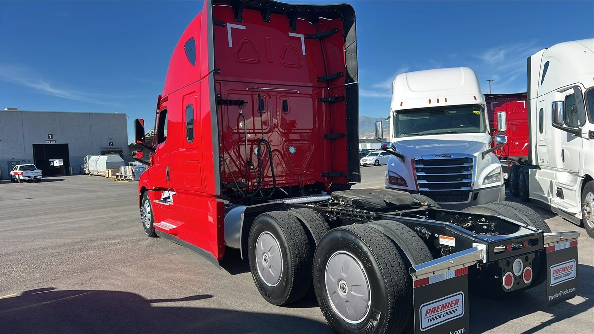 2025 Freightliner Cascadia — photo 2
