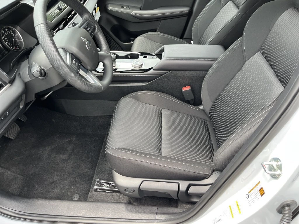 2026 Mitsubishi Outlander ES - Photo 11