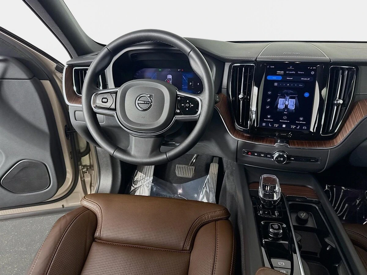 2023 Volvo - image 25