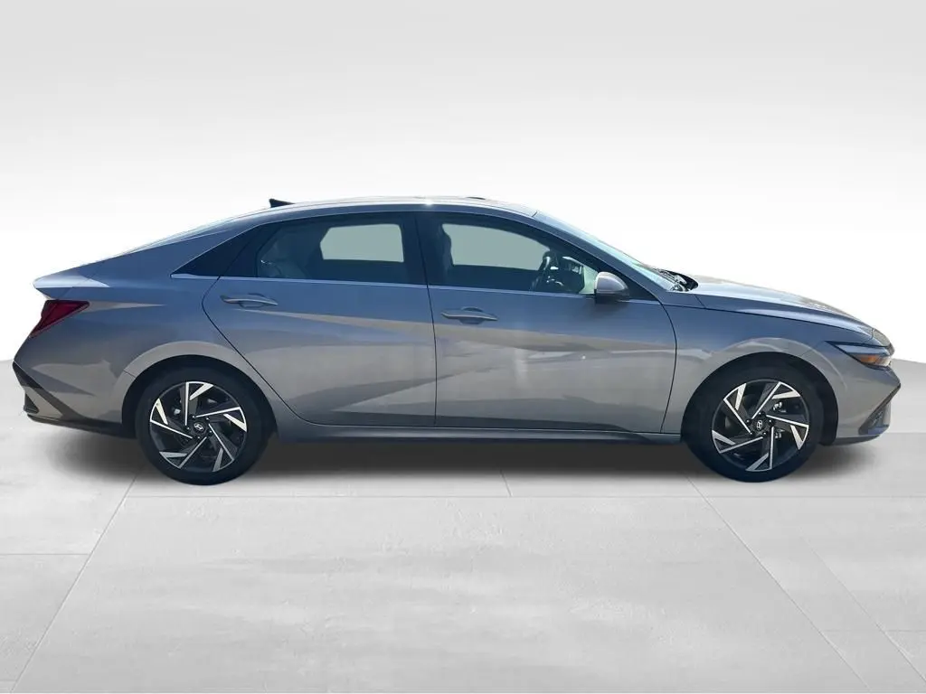 2025 Hyundai Elantra Limited photo 5