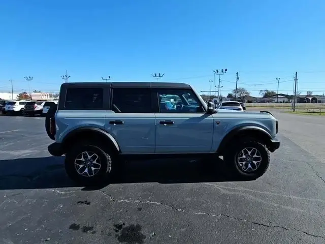 2022 Ford Bronco Badlands photo 3