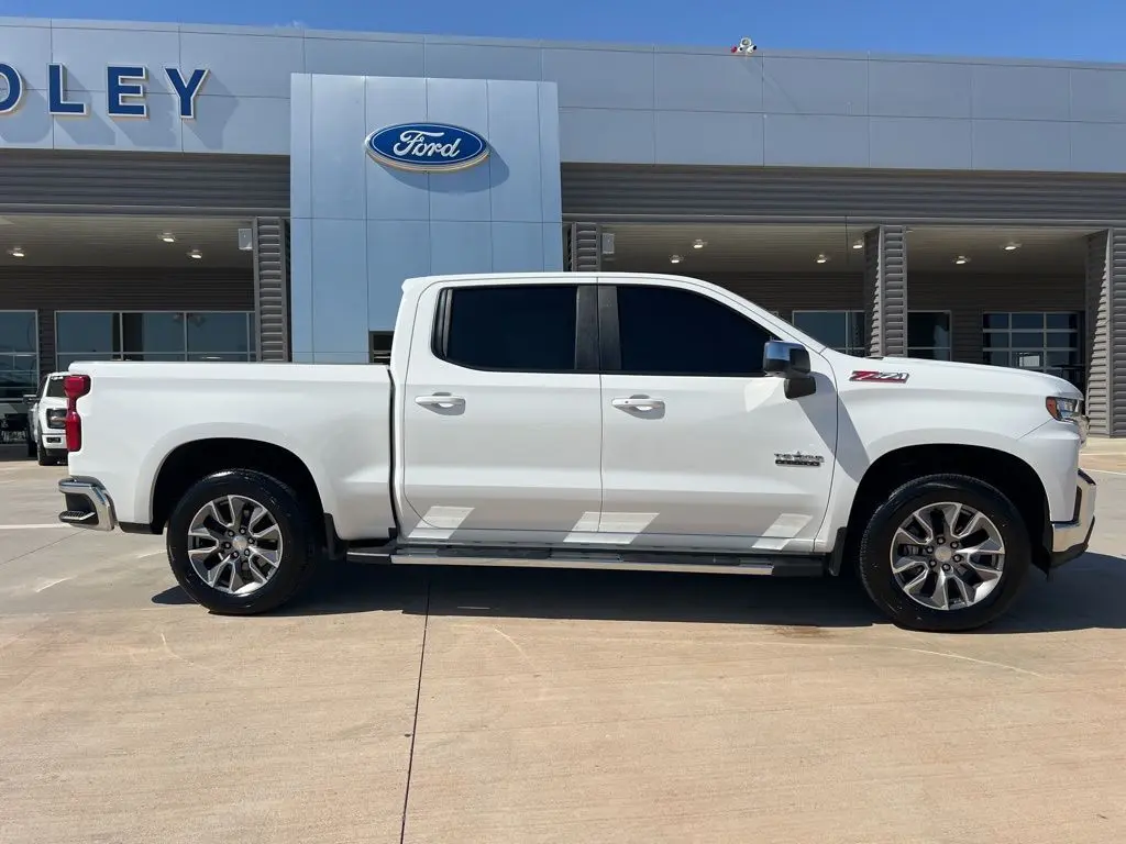 2022 Chevrolet Silverado 1500 LT photo 3