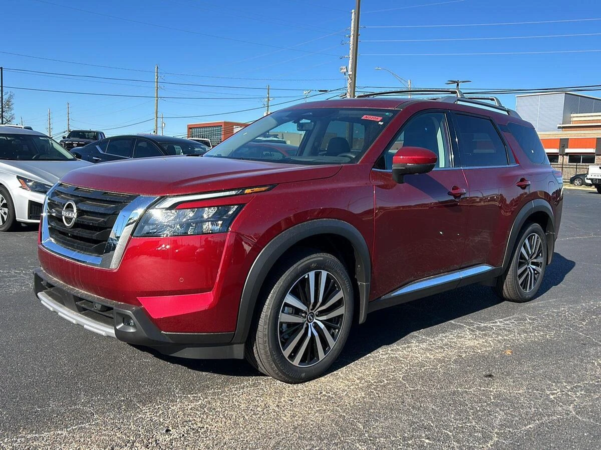 2025 Nissan Pathfinder Platinum's photo
