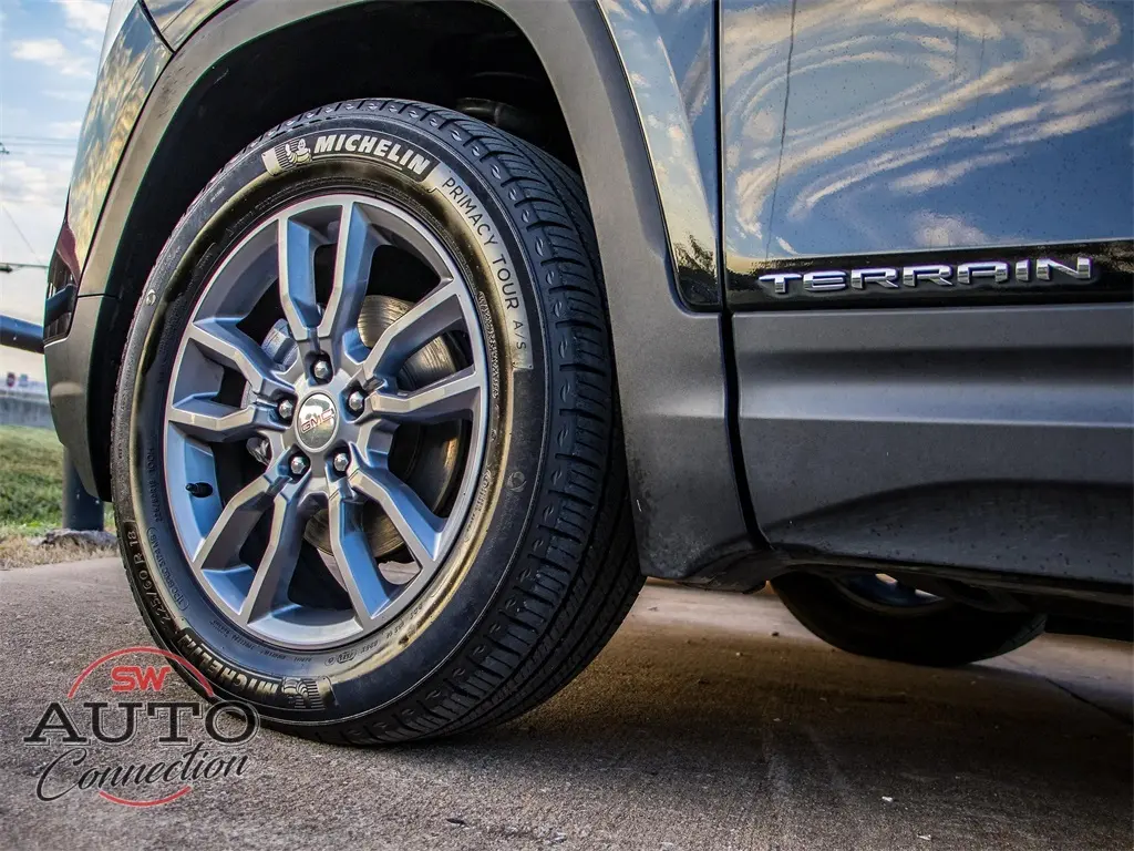 2024 Gmc Terrain SLT photo 2