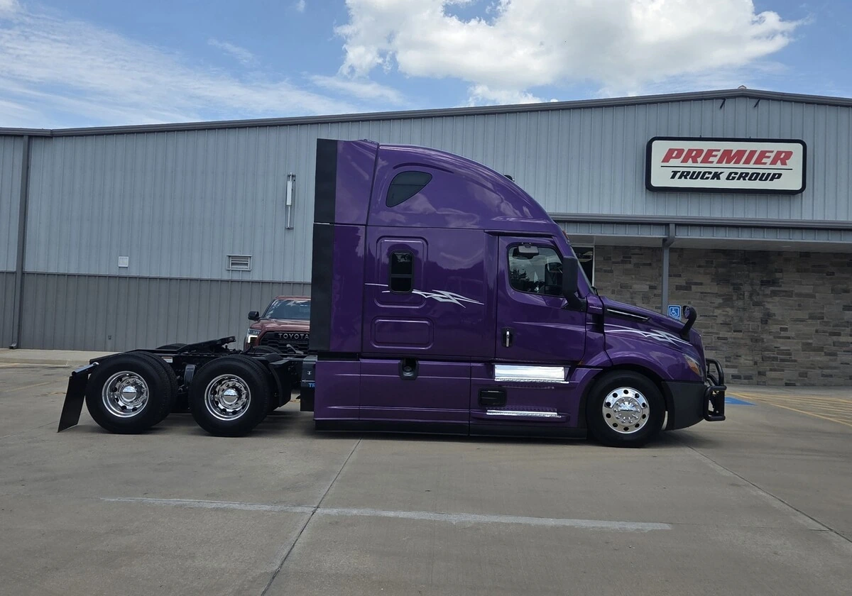 2025 Freightliner Cascadia — photo 4