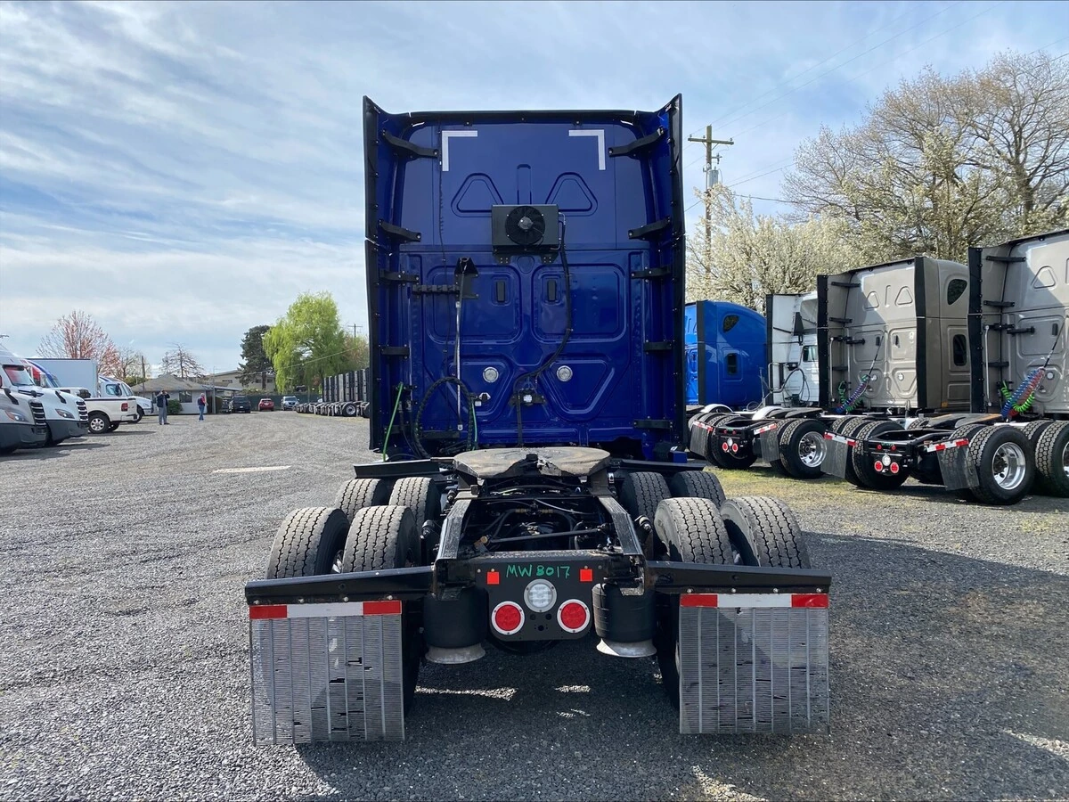 2022 Freightliner Cascadia - image 4