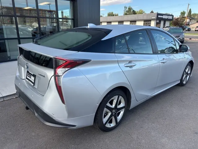 2017 Toyota Prius Four photo 8