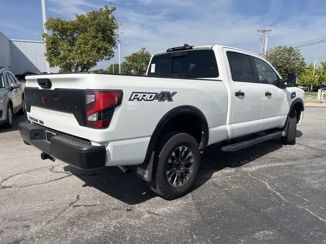 2024 Nissan Titan Crew Cab PRO-4X photo 7