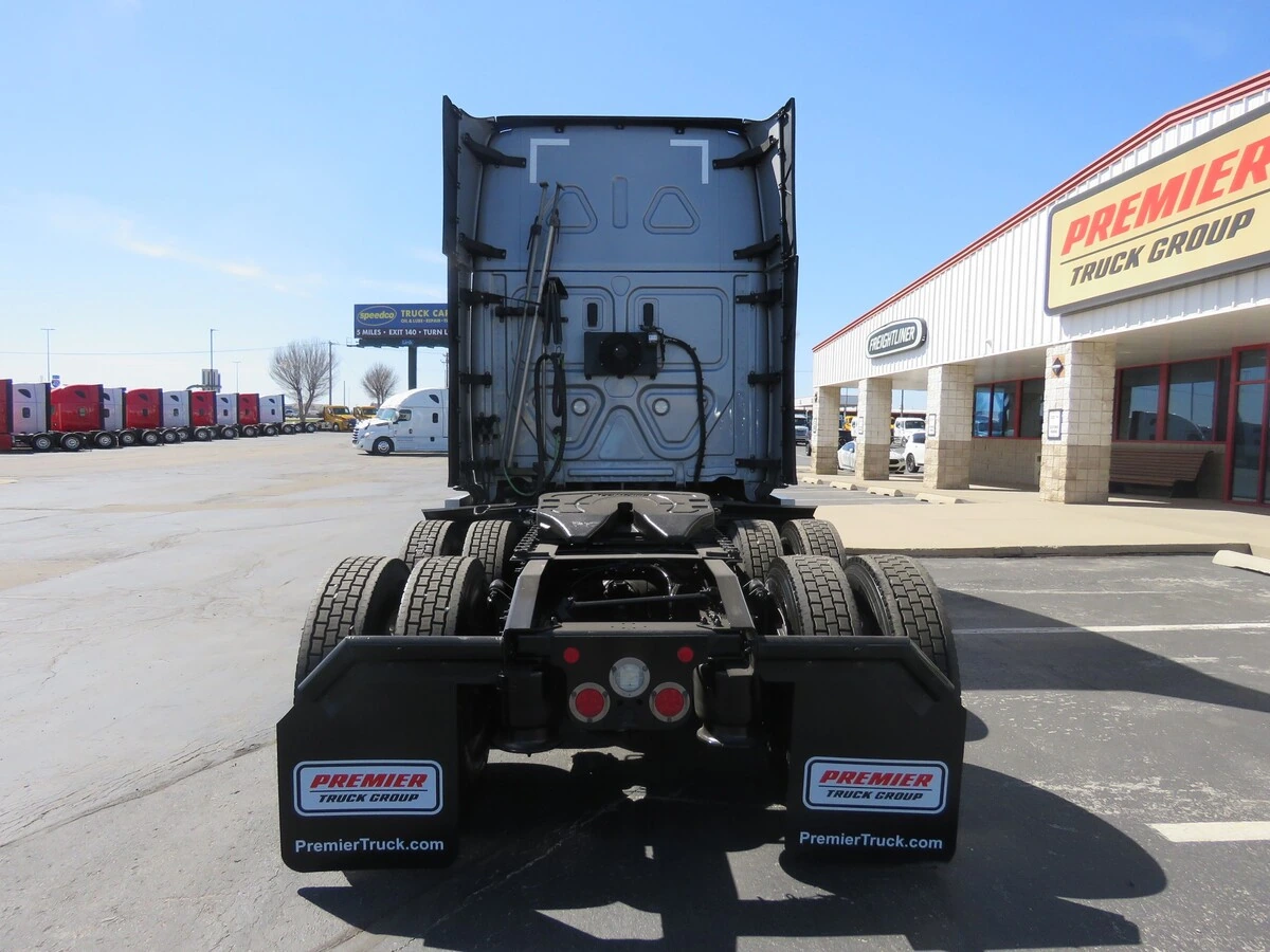 2022 Freightliner Cascadia - image 5