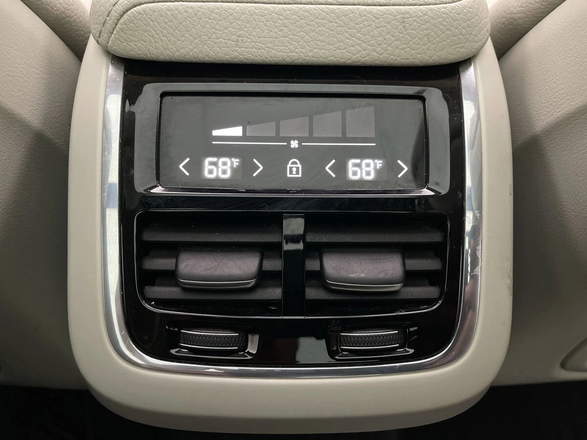 2020 Volvo - image 19