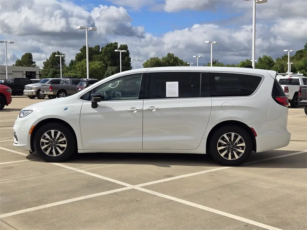 2024 Chrysler Pacifica Hybrid photo 4