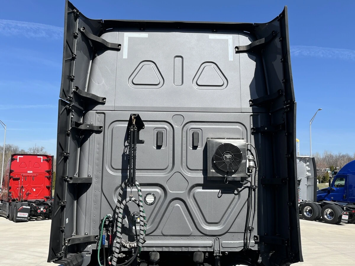 2022 Freightliner Cascadia - image 6