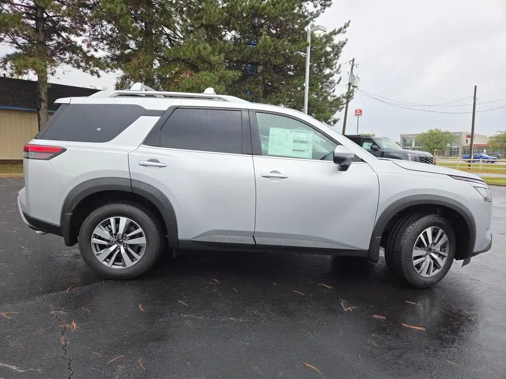 2025 Nissan Pathfinder SL photo 28
