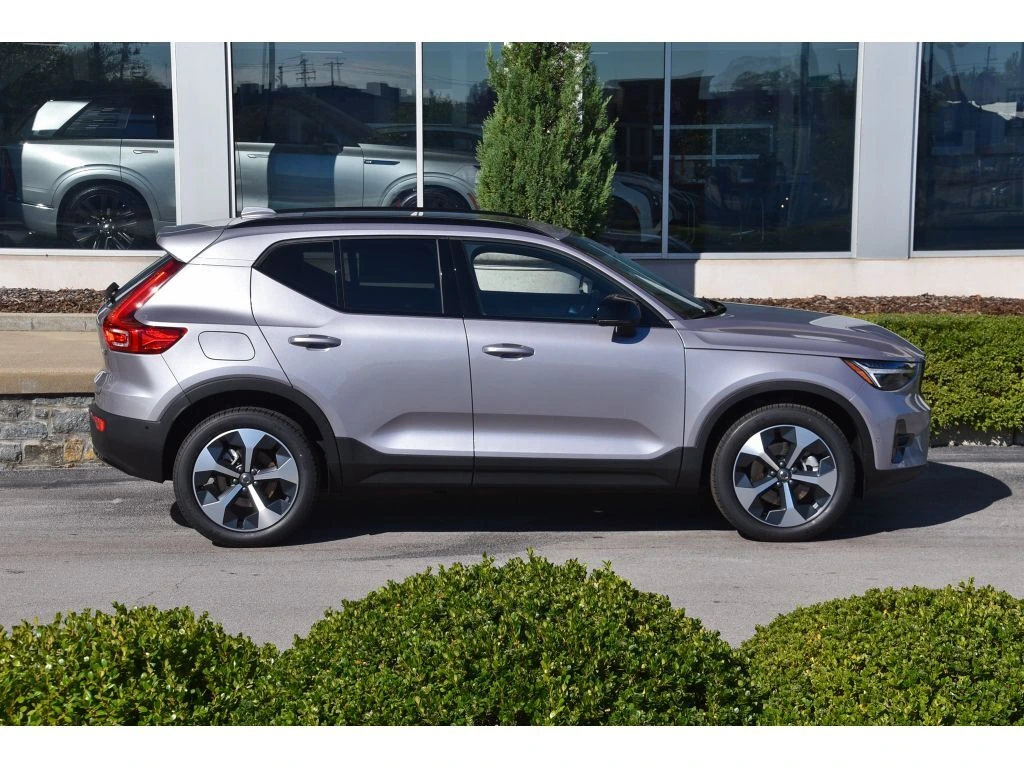 2026 Volvo - image 3