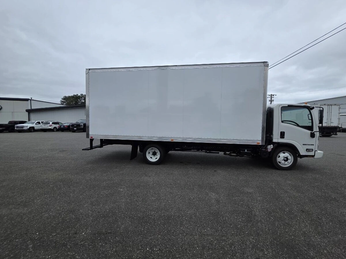2026 Isuzu NPR — photo 3