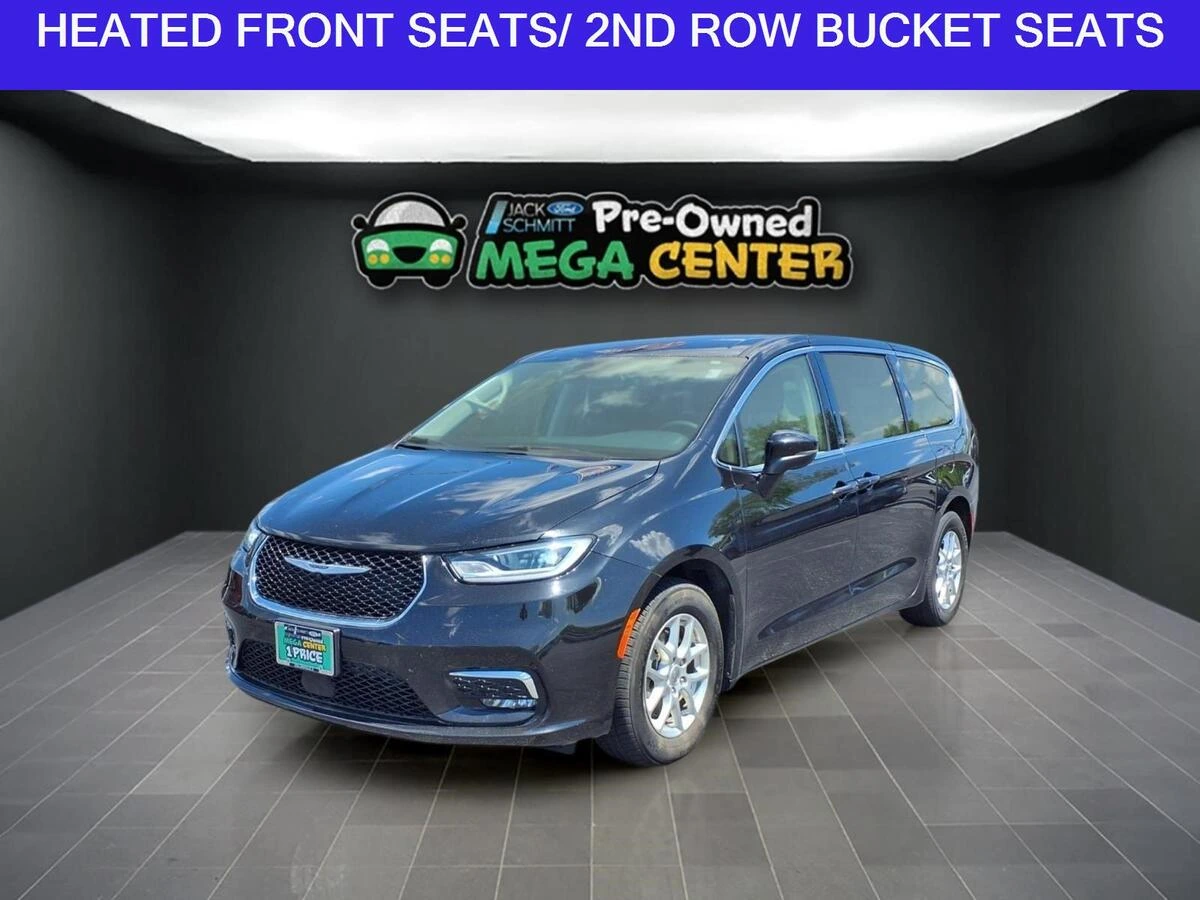 2023 Chrysler Pacifica Touring L's photo