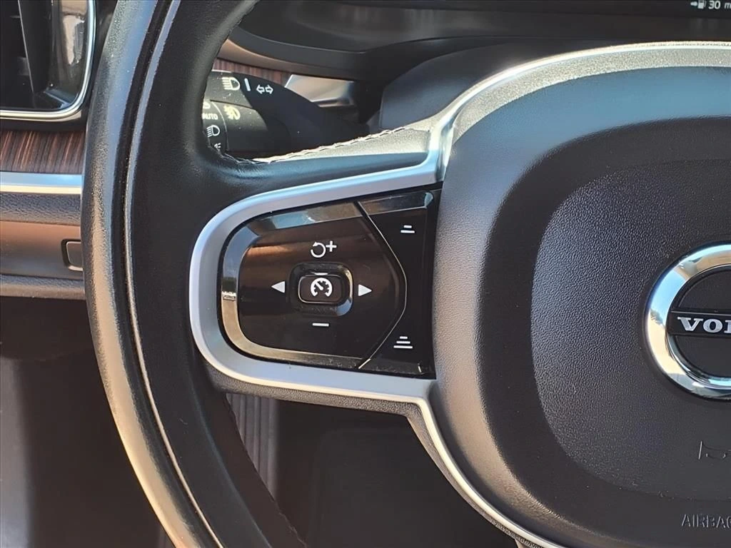 2021 Volvo - image 5