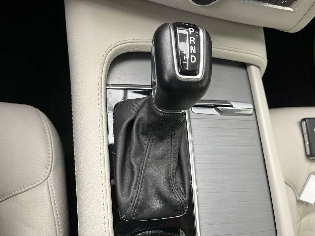 2022 Volvo - image 26