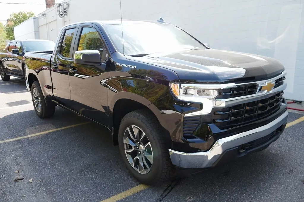 2025 Chevrolet Silverado 1500 LT photo 2