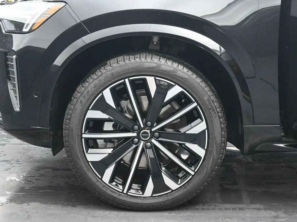 2026 Volvo - image 31