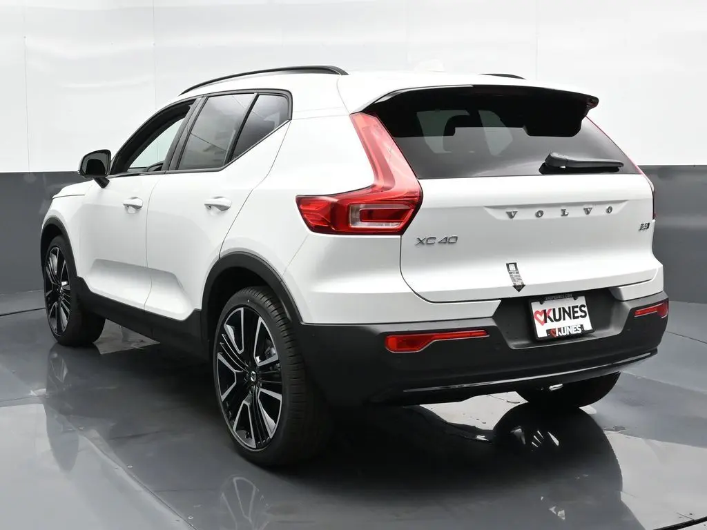 2025 Volvo - image 9