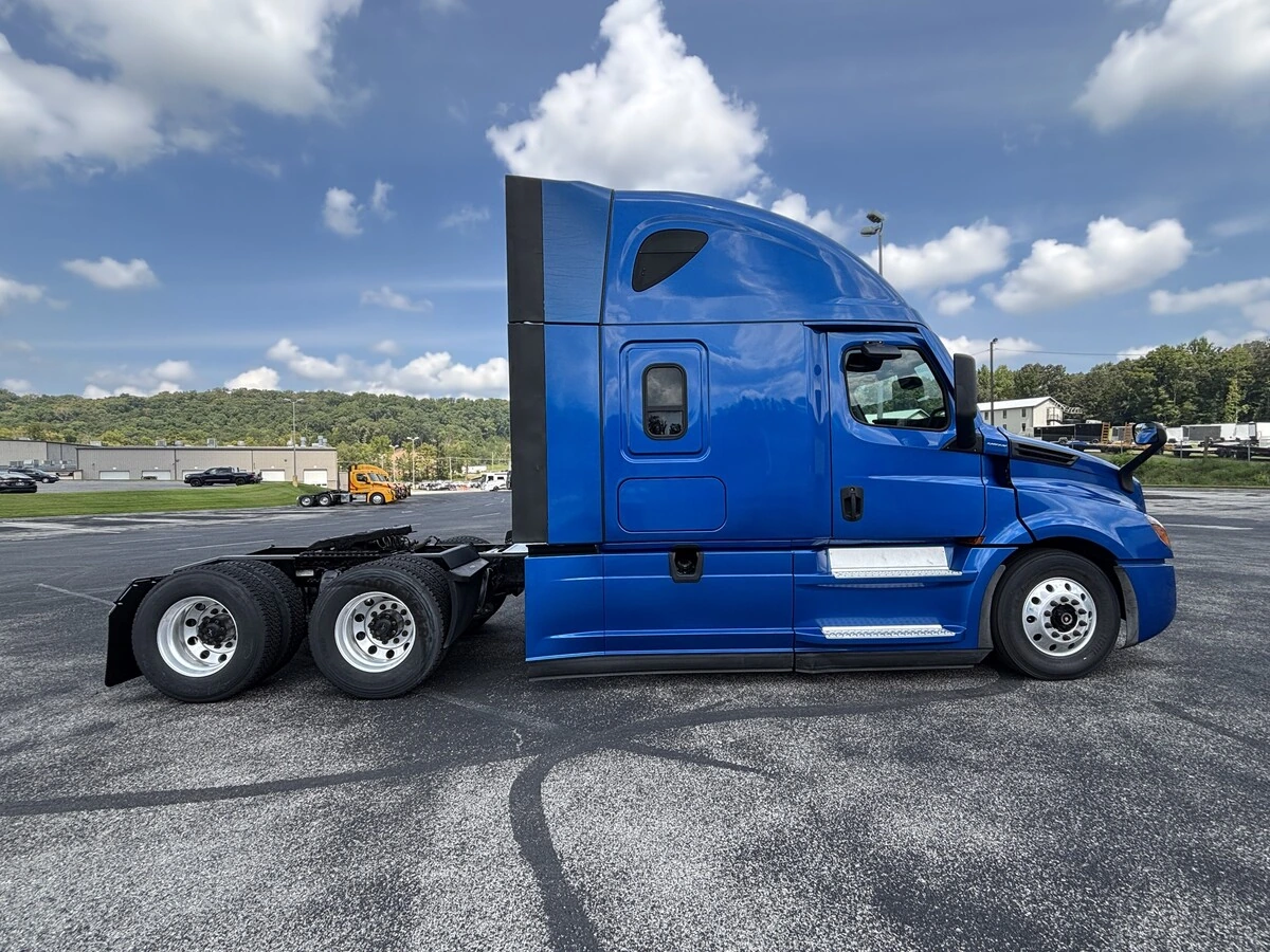 2022 Freightliner Cascadia — photo 4