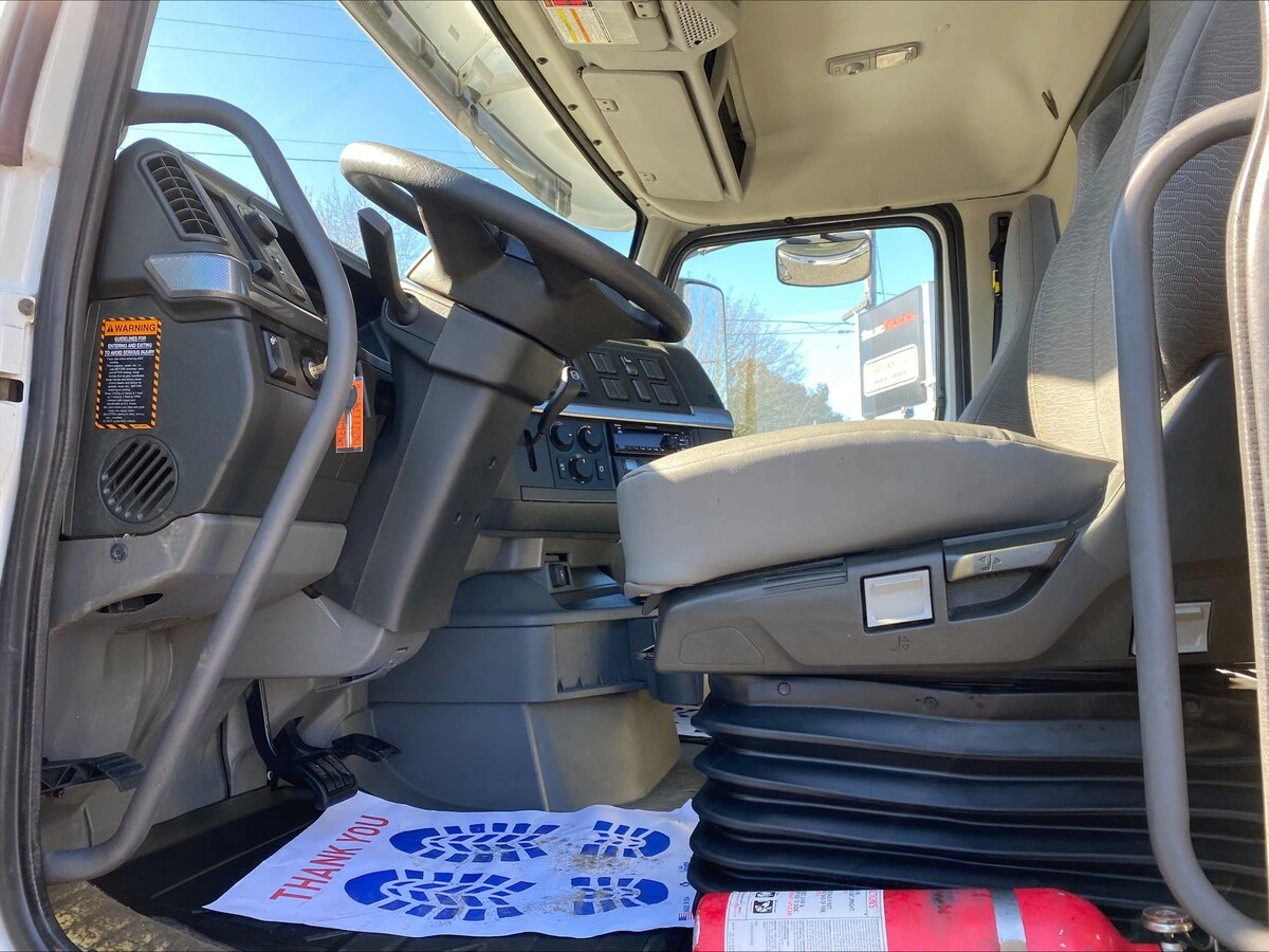 2018 Volvo VNL 860 - image 11