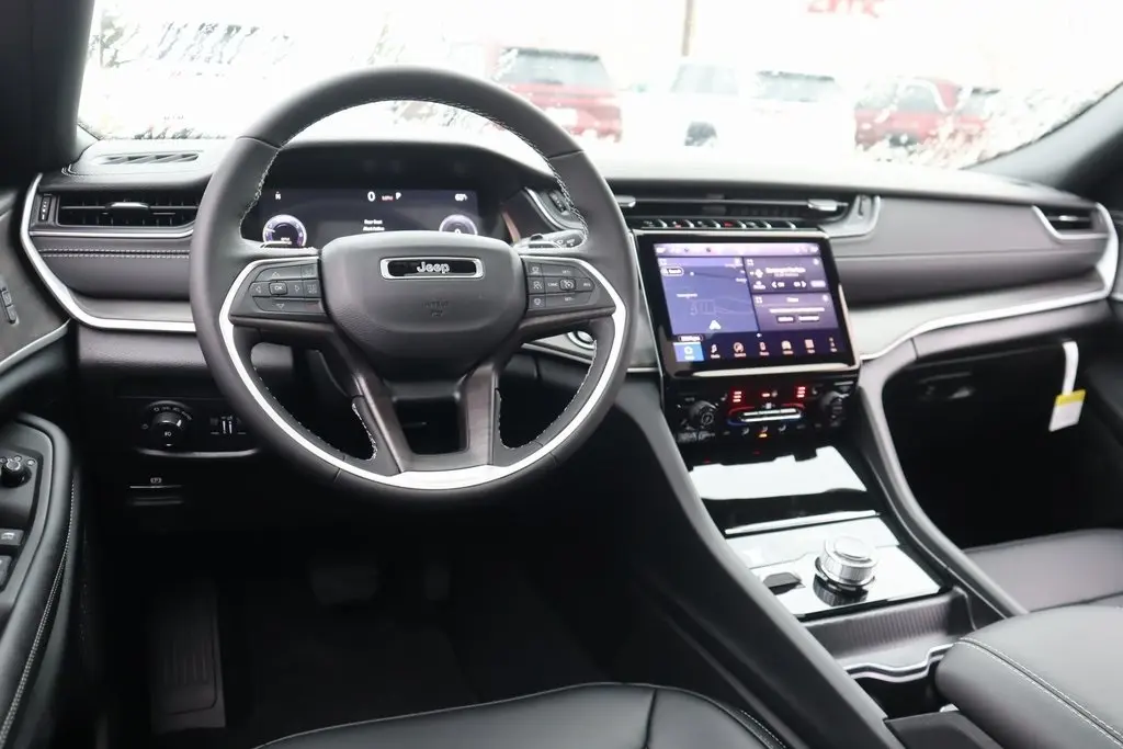 2025 Jeep Grand Cherokee Limited photo 2