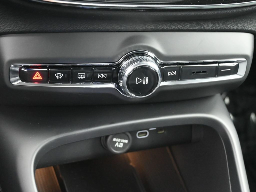 2025 Volvo - image 17