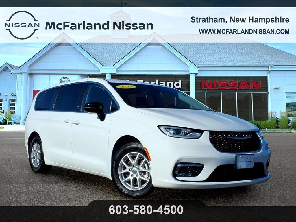 2024 Chrysler Pacifica Touring L's photo