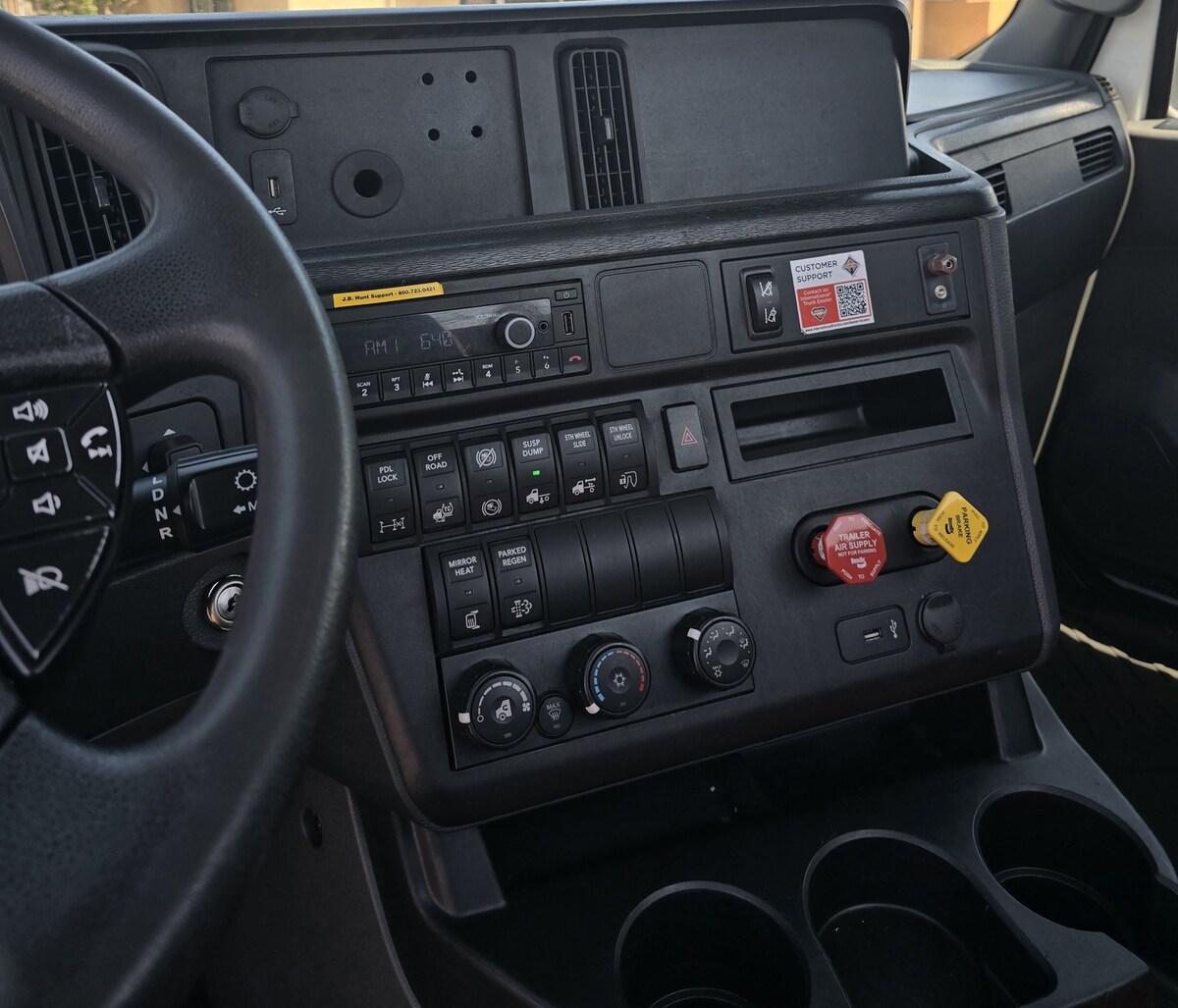 2021 International LT in CA — photo 8