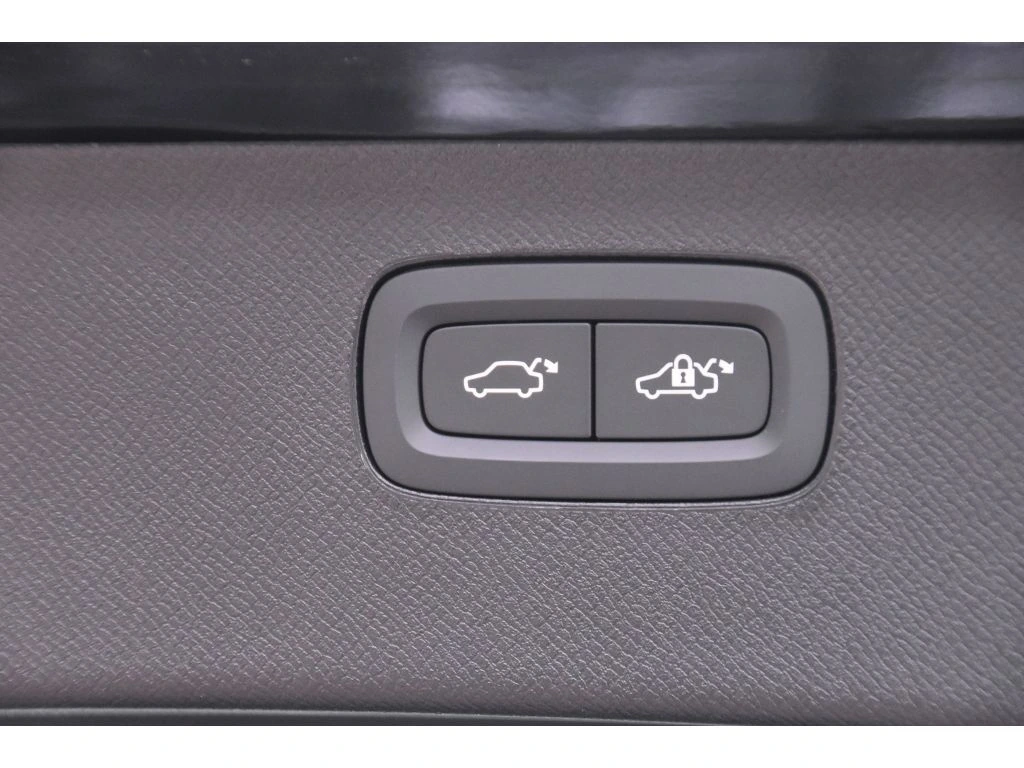 2026 Volvo - image 24