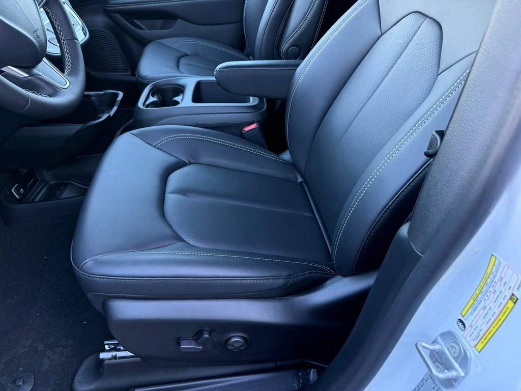 2026 Chrysler Pacifica Select - Photo 12