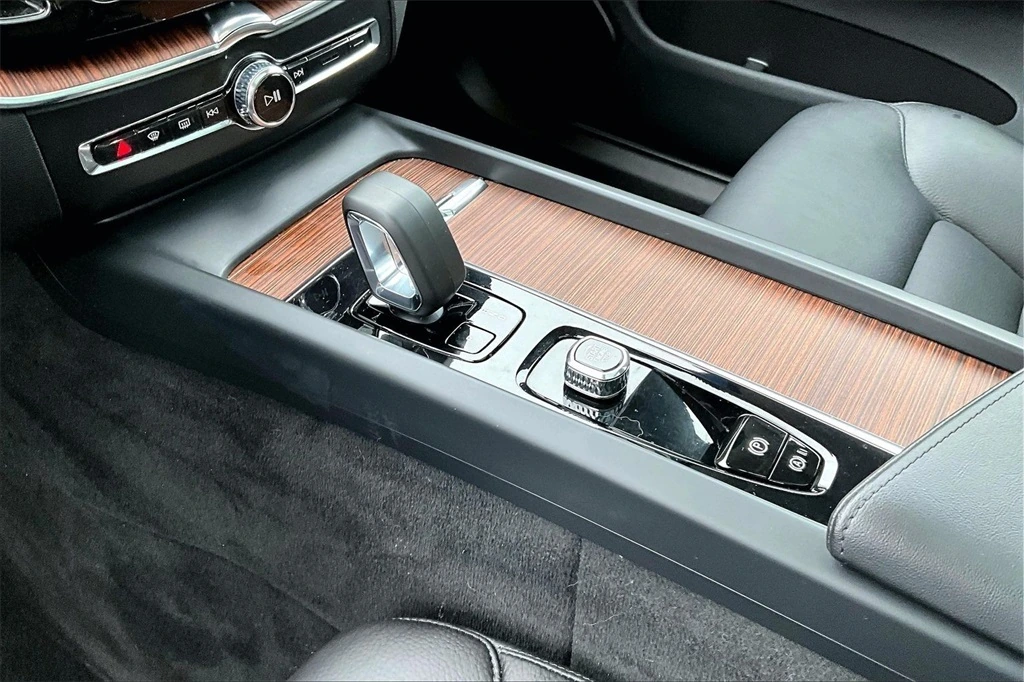 2023 Volvo - image 17