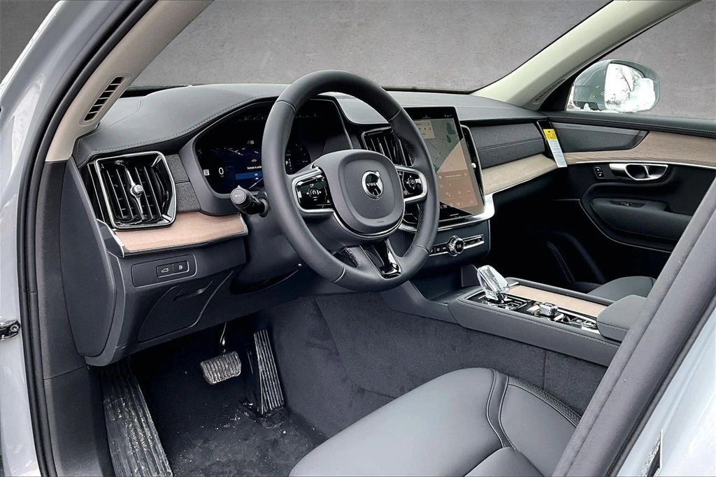 2026 Volvo - image 7