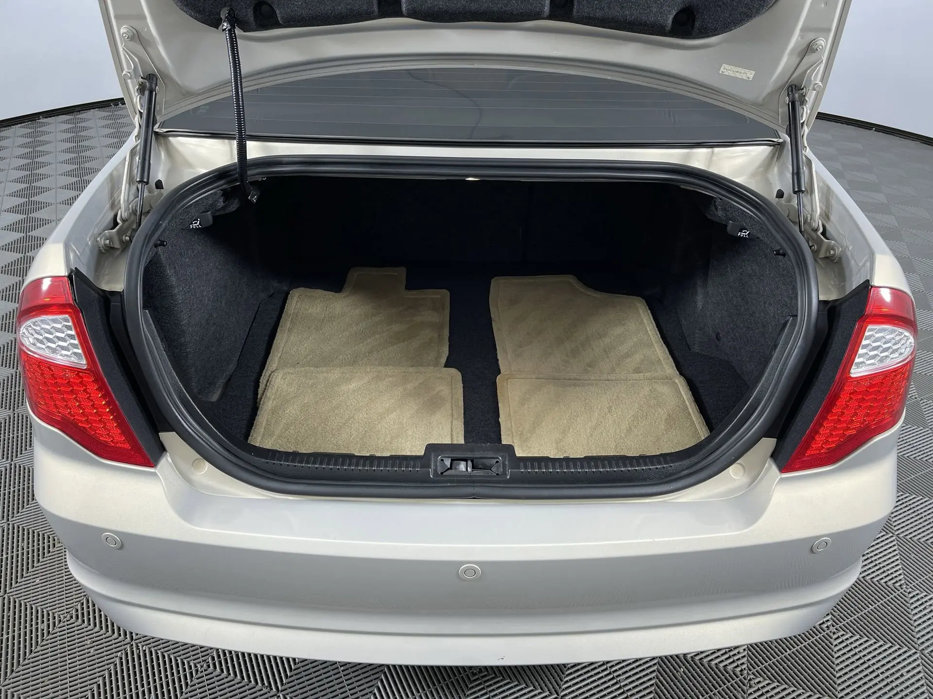 2010 Ford Fusion SEL photo 16