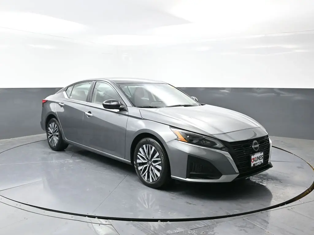 2024 Nissan Altima 2.5 SV photo 3