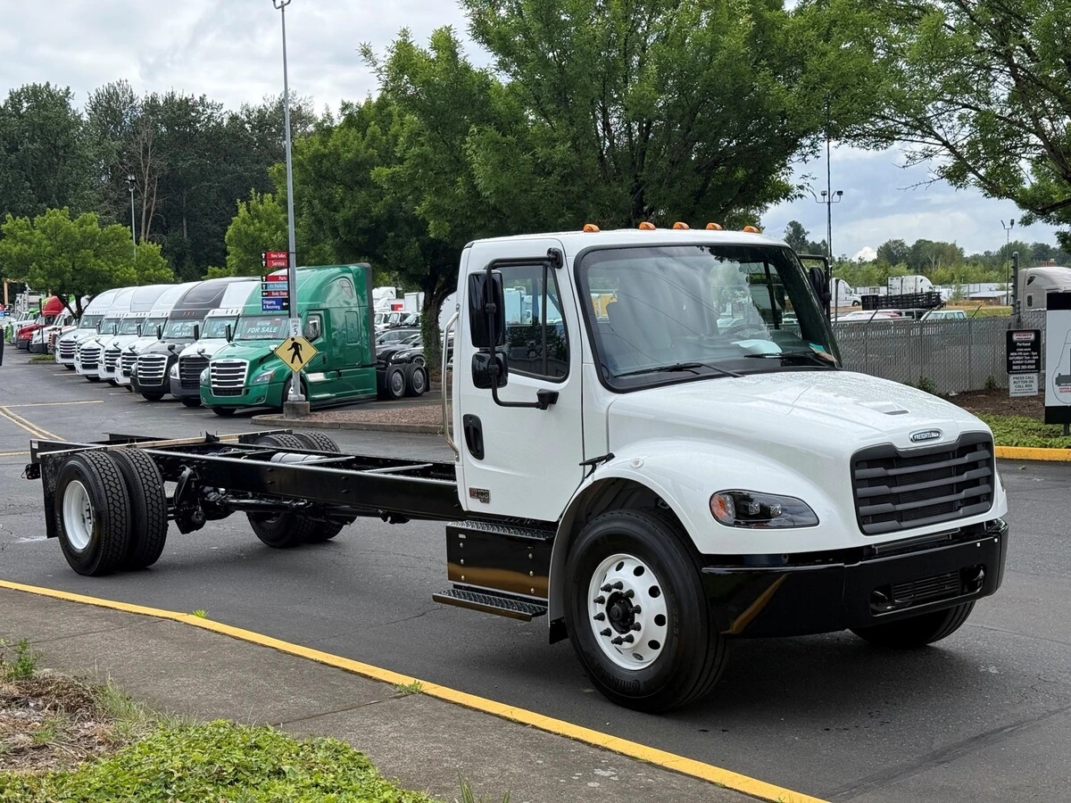 2027 Freightliner M2 106 — photo 3