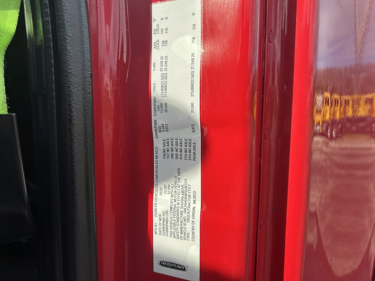 2023 Freightliner Cascadia - image 12