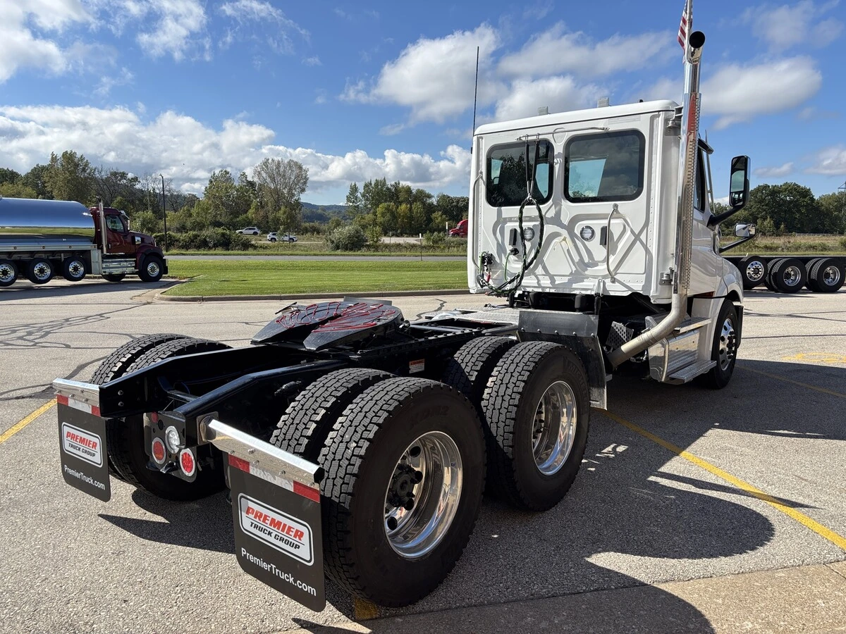 2027 Freightliner Cascadia — photo 5