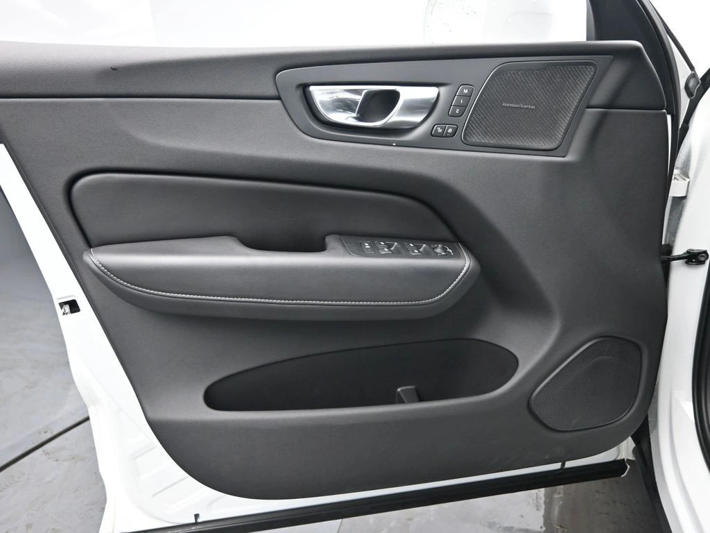 2020 Volvo - image 29