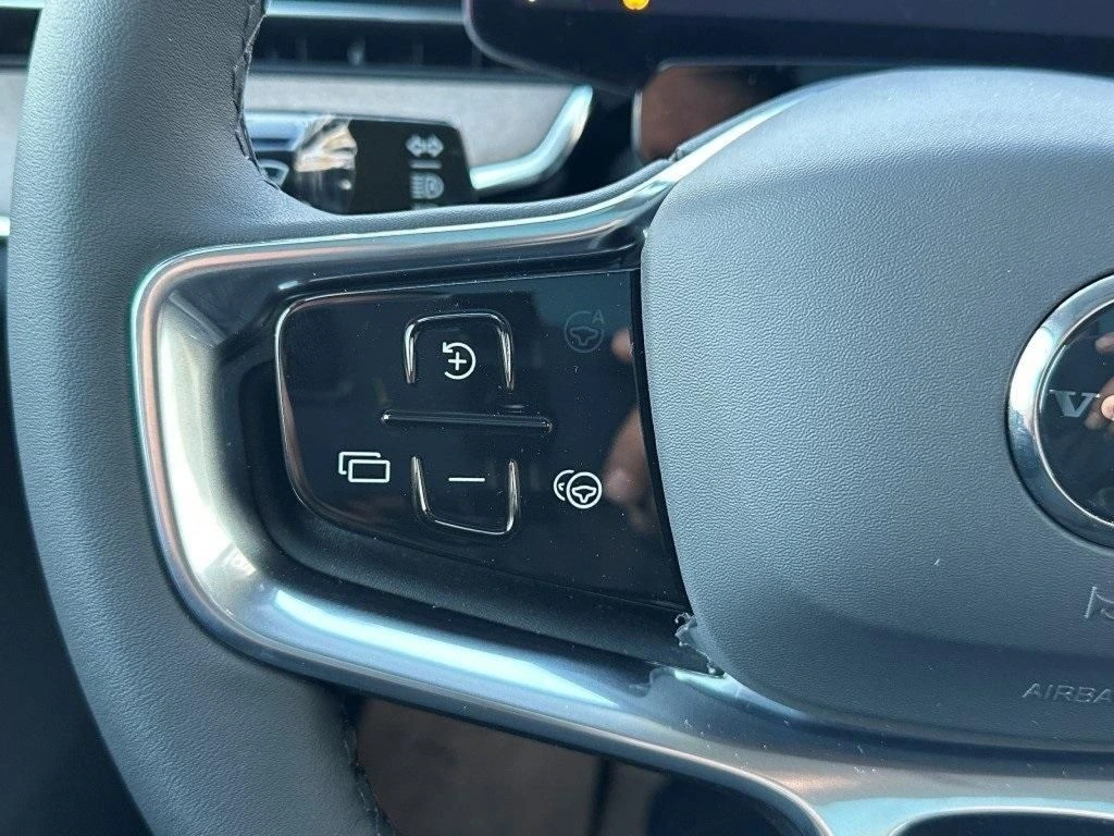 2025 Volvo - image 24