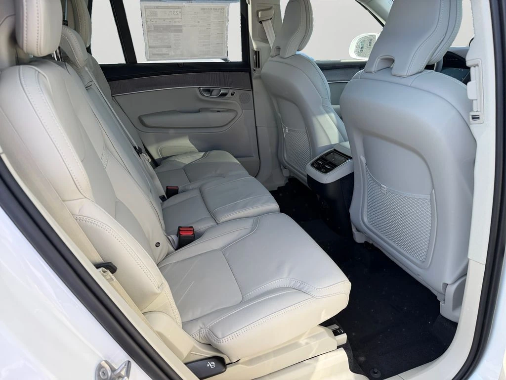 2026 Volvo - image 7