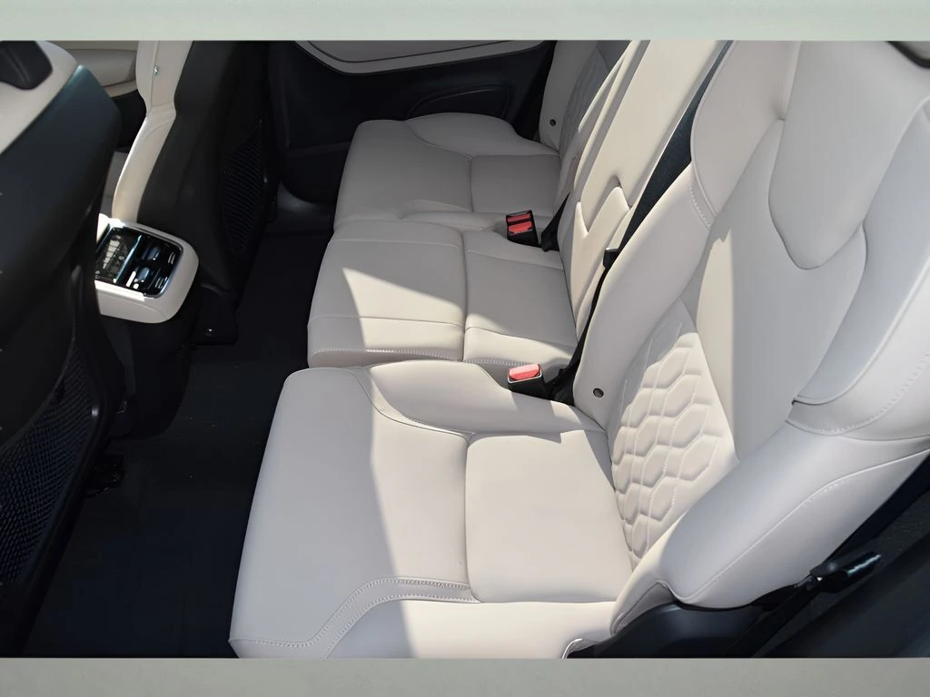 2026 Volvo - image 15