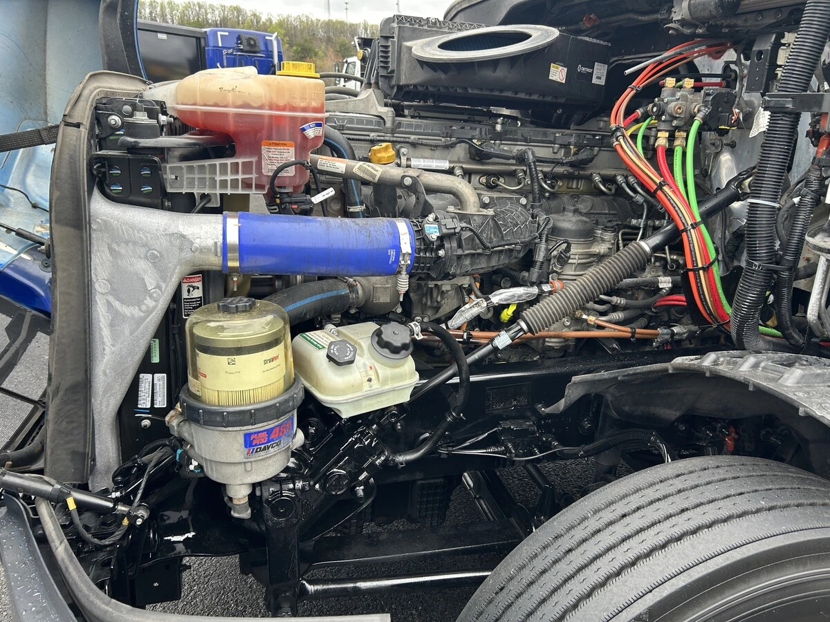 2022 Freightliner Cascadia - image 10