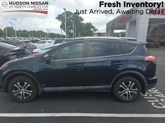 2017 Toyota RAV4 LE's photo