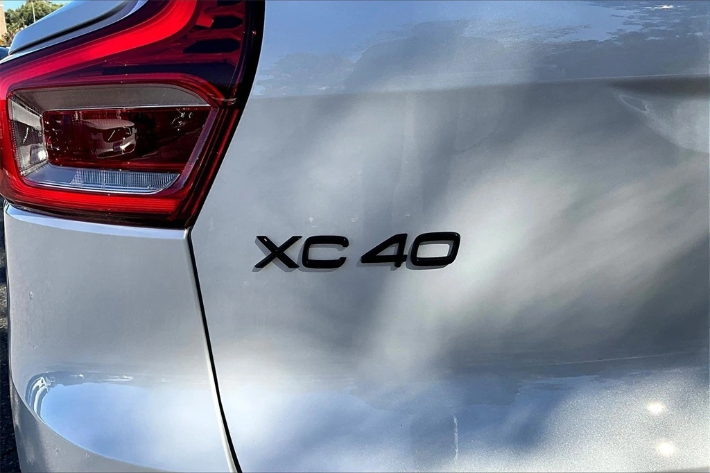 2026 Volvo - image 9